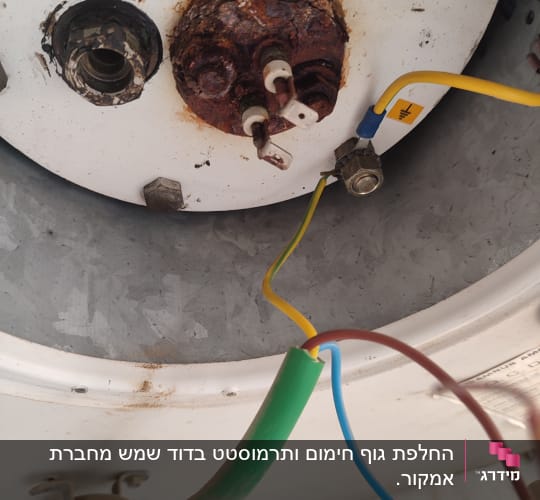 חיבורים חשמליים לדוד שמש עם חלודה
